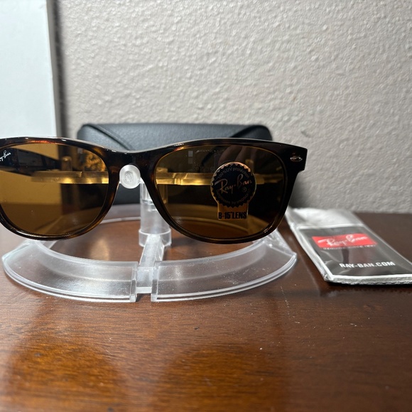 Ray-Ban New Wayfarer Classic sunglasses (RB2132 710 55-18) - Picture 5 of 12